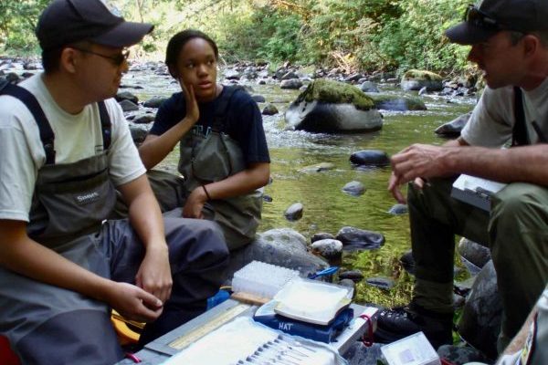 research-scientists-with-the-equipment-working-in-fild